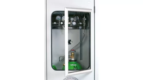 Sűrített gázpalack szekrény ablakkal, kültéri telepítéshez, 2 palackhellyel, széxméxma 700x400x2150 mm, horganyzott + ral 7035