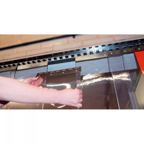 Ipari függöny, 200x2 mm-es léccel, 35 százalék/75 mm átfedéssel, karral és akasztóval együtt