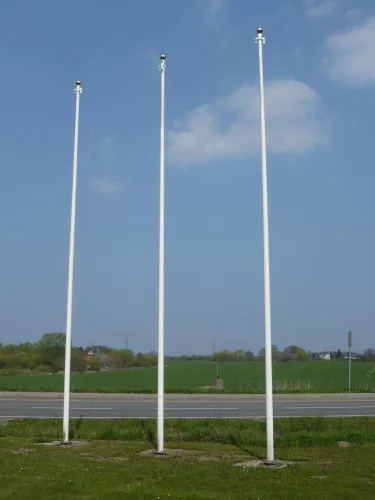 Üvegszálas erősítésű zászlórúd belső kötélvezetéssel és emelőszerkezettel, billenőszerkezettel és forgópánttal. zászlófej súly hossz 10 m