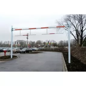   Merev magassághatároló, 3 m-es blokkszélesség, állítható. akár 3,8 m szabad magasság, 101,6x2,9 mm-es horganyzott tartók, 86x46 mm-es alumínium korlátgerendák