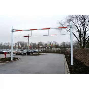 Merev magassághatároló, 5 m-es blokkszélesség, állítható. akár 3,8 m szabad magasság, 101,6x2,9 mm-es horganyzott tartók, 86x46 mm-es alumínium korlátgerendák