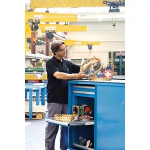 Kihúzható polc elektromos meghajtással, egyoldalas, 4 szint + tetőpolc, hasznos magasság 300 mm, hasznos mélység 560 mm, karterhelés 1500 kg, széxméxma 3100x1090x2385 mm