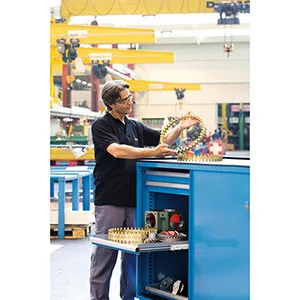 Kihúzható polc elektromos meghajtással, egyoldalas, 4 szint + tetőpolc, hasznos magasság 300 mm, hasznos mélység 560 mm, karterhelés 1500 kg, széxméxma 3100x1090x2385 mm