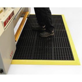   Munkahelyi szőnyeg dugaszolható rendszerű, hxsz 900x900 mm, natúr gumi, r 10, vastagság 19 mm, fekete