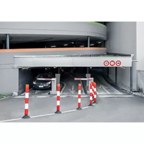   Rugalmas műanyag korlátoszlop, kerek, átmérő. 100 mm, piros, 2 fehér gyűrűvel, dübelezéshez, talppal együtt, magasság 460 mm