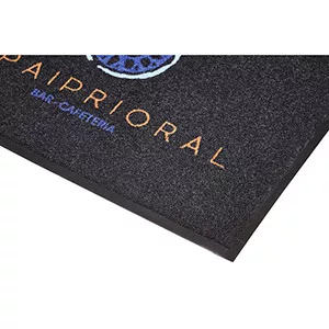 Logós bejárati szőnyeg, szabad tervezésű, hxsz 600x900 mm