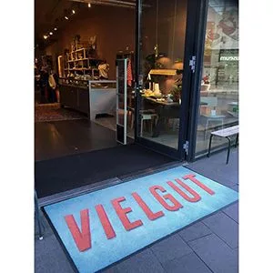 Logós bejárati szőnyeg, szabad tervezésű, hxsz 600x900 mm