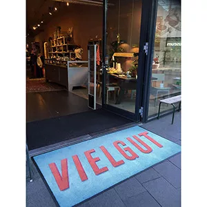 Logós bejárati szőnyeg, szabad tervezésű, hxsz 600x900 mm