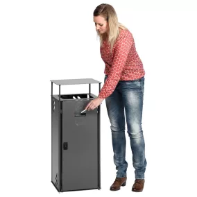   3 mm-es horganyzott acélból készült hamutartós szemetes, porszórt, zárható, horganyzott. belső vödör térfogata 51 l, széxméxma 400x400x900 mm, oldalak vas csillámpor