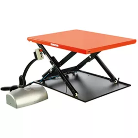   Lapos emelőasztal, teherbírás 1000 kg, zárt asztallap hxsz 1450x1140 mm, effektív löket 760 mm, motor 400 v / 0,75 kw, kéziszerszámmal együtt. felhajtórámpa