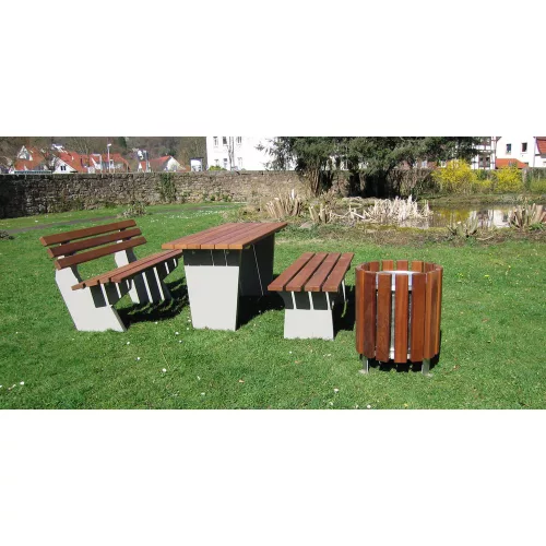 Pad háttámlával, beton lábakkal behelyezéshez vagy beépítéshez, hossza 2 m, pvc lécekkel (fa maggal), fehér