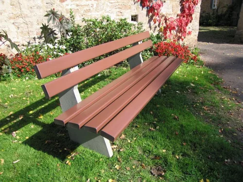 Pad háttámlával, beton lábakkal behelyezéshez vagy beépítéshez, hossza 2 m, pvc lécekkel (fa maggal), fehér