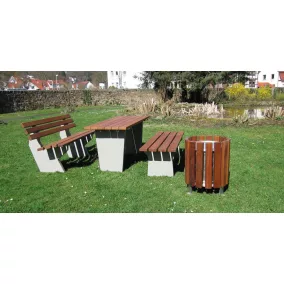   Asztal, beton lábakkal, süllyeszthető vagy betonba rögzíthető, 2 m hosszú, pvc lécekkel (fa maggal), fehér