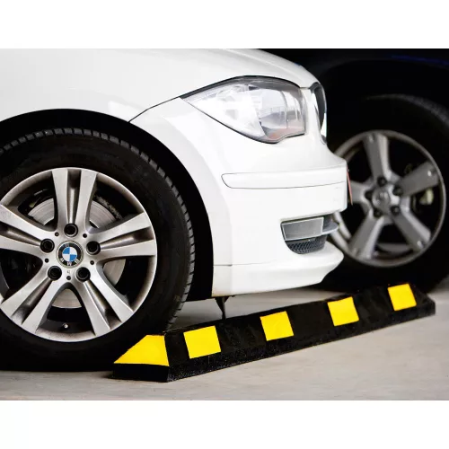 Parkolókorlát, fekete-fehér színben. újrahasznosított gumiból, fényvisszaverő csíkokkal., beleértve a dübelt is hxszxm 1800x150x100 mm