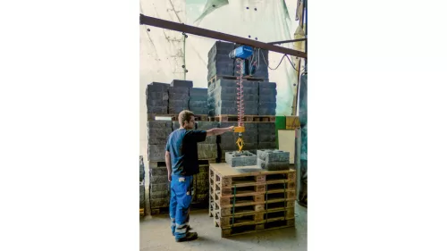 Elektromos láncos emelő egykezes működtetéssel, teherbírás 250 kg, főemelés 8 m/perc, finomemelés 2 m/perc, emelési magasság 3000 mm, szeges felfüggesztés