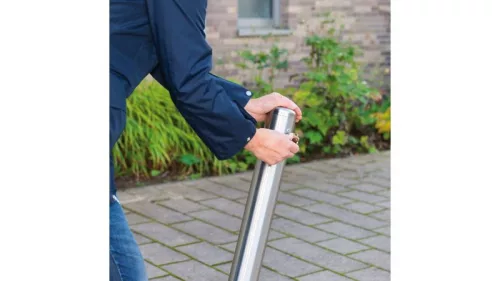 Rozsdamentes acél oszlopok, kerek, 76 mm átmérőjű, összecsukható, hengerzárral, 925 mm-rel a talajszint felett