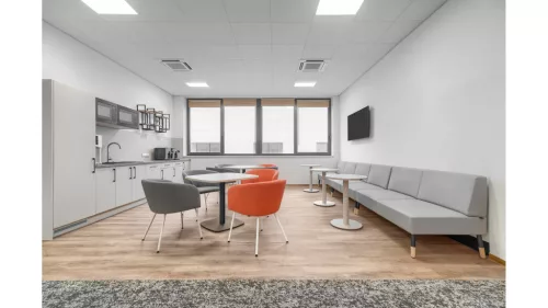 Bisztró állóasztal, dmxm 800x1050 mm, acélcső oszlop, masszív talppal, ral 9006 fehér alumínium színben, melamin gyantával bevont asztallap. platina