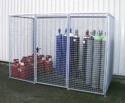 Gázpalacktároló, tűzihorganyzott, tető nélkül, nyílóajtóval, max. 32 gázpalack átmérőjű kapacitás. 230 mm, szé x mé x ma 2100x1085x2100 mm
