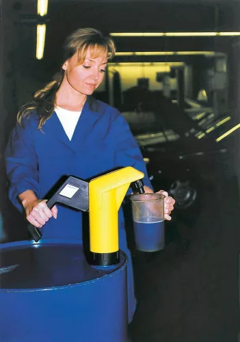 Kézi karos pumpa, 0,3 l/löket, viton tömítés savakhoz és lúgokhoz hasonló vegyszerekhez, merülőcső 500-900 mm, átmérő. 34 mm-es tömlőcsatlakozás. 3/4, 2 hüvelykes menet