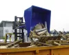 Billenőtároló, ollós mechanizmussal, térfogata 0,5 köbméter, teherbírás 1200 kg, hxszxm 1450x830x780 mm, ral 3000 lángvörös