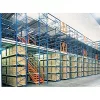 Széles fesztávolságú polcrendszer, alsó rész, 4 szint, farostlemez padlóval, polcterhelés 1050 kg, széxméxma 2500x800x2500 mm, kék oszlopok, narancssárga oszlopok