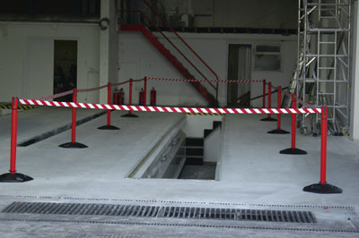 Gördülő szalagtartó, kültéri használatra, outdoor modell, piros műanyag oszlop, övhossz 3,65 m, övszín piros/fehér, 2 db-os csomag