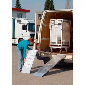   Összecsukható alumínium rakodósín, hossza 2045 mm, összecsukott hossza 1105 mm, szélesség 800 mm, teherbírás 975 kg