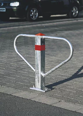 Acél zárórúd, horganyzott, csavarozható, profilcilinderrel zárható, középső oszlop 70x70 mm, rúdátmérő. 25 mm, sz x m 770x500 mm