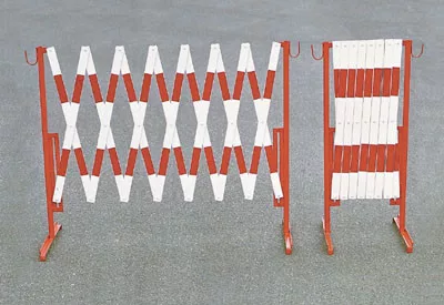 Ollós sorompó, fehér, piros fényvisszaverő csíkokkal, acélcső állvány, 25/4 mm-es lapos acélrudak, 1000 mm magas, 3600 mm-ig kihúzható