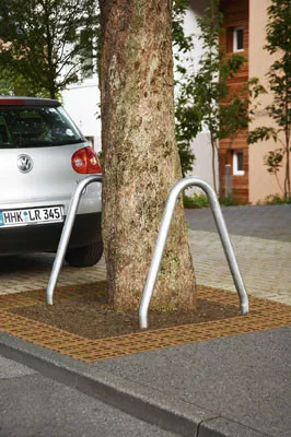 Acélból készült favédő, átmérő 60 mm, tűzihorganyzott, teljes szélesség 800 mm, teljes magasság 1500 mm, padló feletti magasság 900 mm