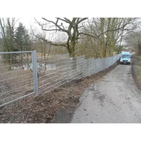   Dupla rudas acélhálós kerítéselem, vízszintes. 8 mm-es dupla, függőleges rudak. 6 mm-es rudak, matt hxm 2510x830 mm, horganyzott