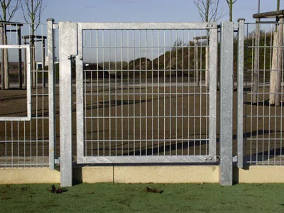 Egyszárnyú nyílókapu, kilincsgarnitúra, 50x200 mm-es rácsbetét, 40x40 mm-es keret, 60x60 mm-es oszlopok, szélesség x magasság 1000x1000 mm, tűzihorganyzott