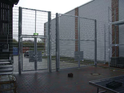 Kétszárnyú nyílókapu, 2 szárnyú, kilincsgarnitúra, rácsbetét 50x200 mm, keret 60x40 mm, oszlopok 80x80 mm, szélesség x magasság 2000x1000 mm, tűzihorganyzott