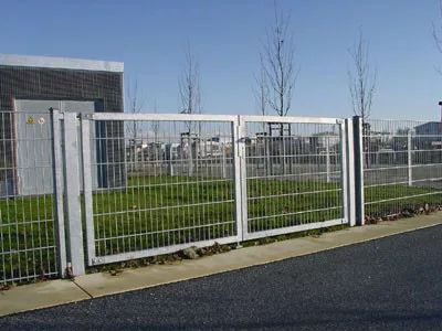 Kétszárnyú nyílókapu, 2 szárnyú, kilincsgarnitúra, rácsbetét 50x200 mm, keret 60x40 mm, oszlopok 80x80 mm, szélesség x magasság 2000x1000 mm, tűzihorganyzott