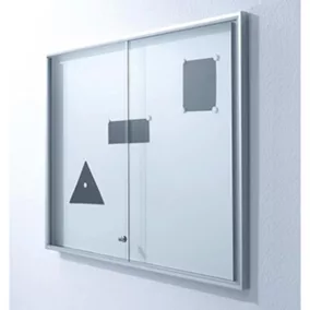   Vitrin, széxméxma 910x35x970 mm, 12xdin a4, alumínium keret, tolóajtók, edzett üveg, fehér hátlap