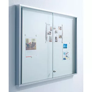 Vitrin, széxméxma 1540x35x970 mm, 21xdin a4, alumínium keret, tolóajtók, edzett üveg, fehér hátlap