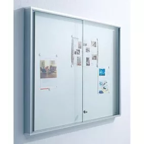   Vitrin, széxméxma 1330x50x970 mm, 18xdin a4, alumínium keret, tolóajtók, edzett üveg, fehér hátlap