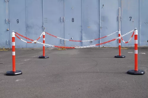 4 láncos állvánnyal és 4 műanyag lánccal ellátott készlet, hossza 3000 mm, max. korlát hossza 12 m, nehéz talppal, magassága 1 m, súlya 4,2 kg