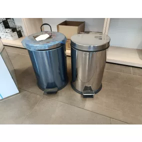   Enyhén sérült rozsdamentes acél pedálos szemetes, kivehető műanyag vödörrel, 12L, fényes