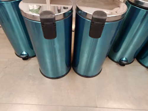 ENYHÉN SÉRÜLT Rozsdamentes acél pedálos szemetes, kivehető műanyag vödörrel, 40L, fényes