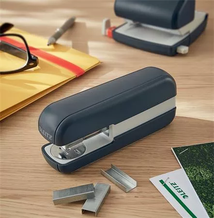 Tűzőgép, 24/6, 26/6, 30 lap, LEITZ "Cosy", bársonyszürke