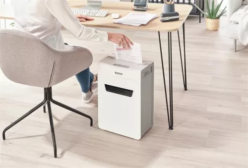 Iratmegsemmisítő, mikrokonfetti, 6 lap, LEITZ "IQ Protect 6M"