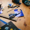 Olló, iskolai, 18 cm, balkezes, FISKARS, csillámos kék