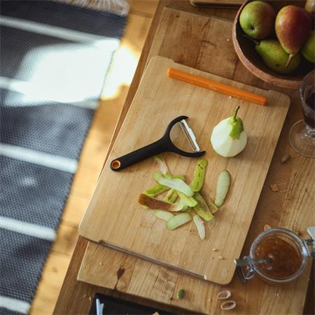 Zöldséghámozó, FISKARS