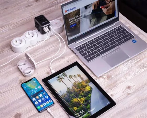 Utazóadapter, univerzális, USB-A(QC 3.0)/USB-C(PD61W)2xUSB, VERBATIM "UTA-04"